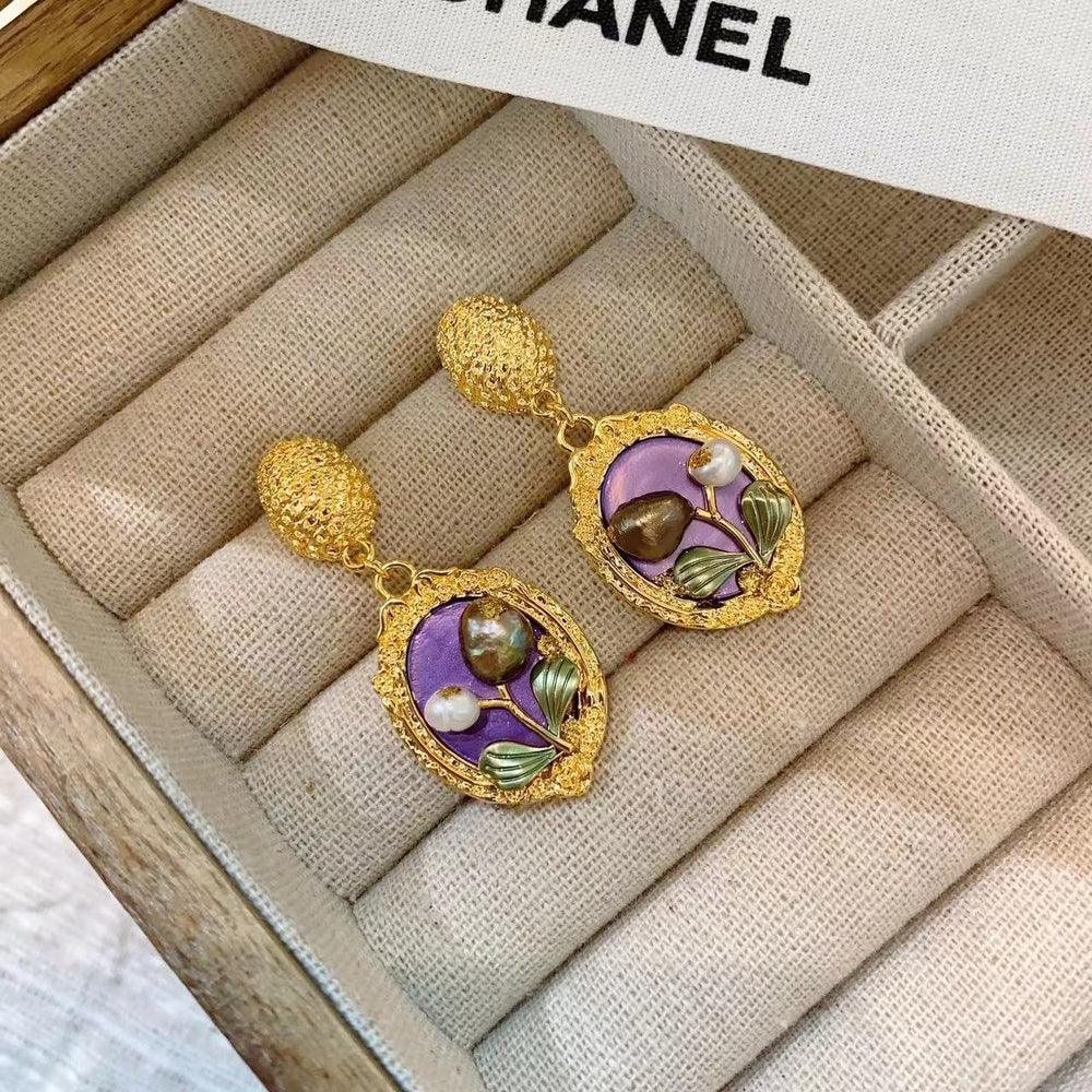 Elevate your everyday look with our vintage earrings collection, infusing elegance into every day.