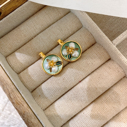 Minimalist vintage earrings featuring Baroque pearls from the front view.
