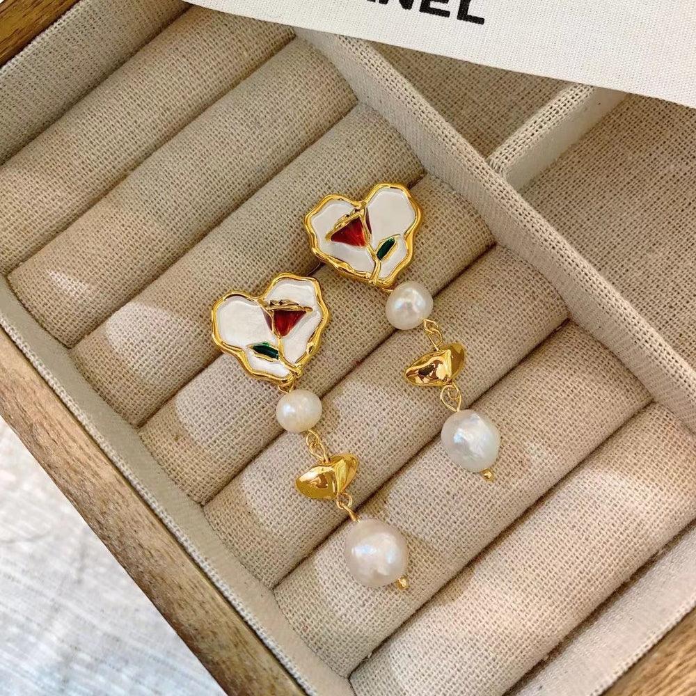 Vintage earrings designed for those who seek individuality and elegance, helping you stand out from the crowd.